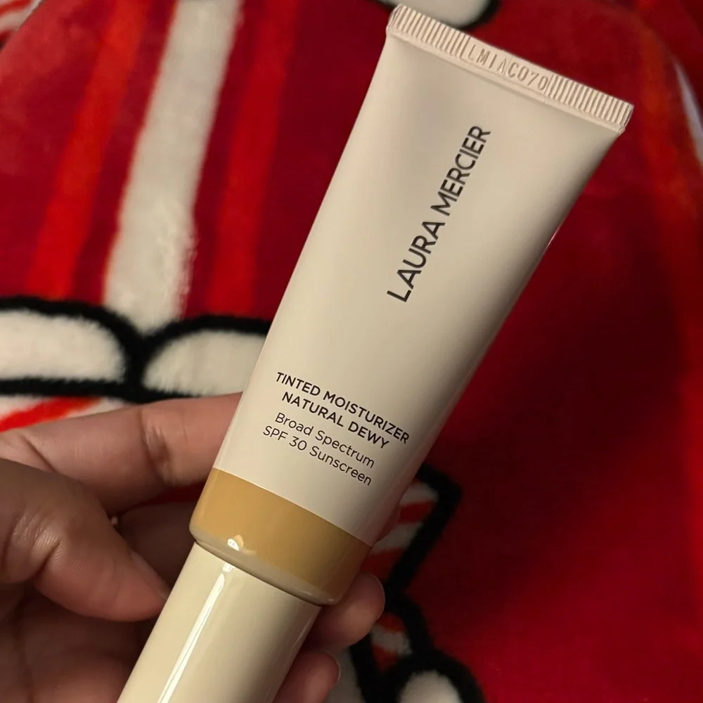 Laura Mercier Everyday Wear Natural Dewy Tinted Moisturizer Lightweight SPF 30